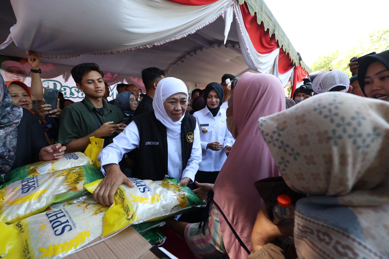 Gubernur Jatim Khofifah Indar Parawansa didampingi Wali Kota Vinanda Prameswati menyerahkan beras SPHP kepada warga yang mengantre dalam pasar murah di kantor UPT Bapenda Provinsi Jatim Wilayah Kediri