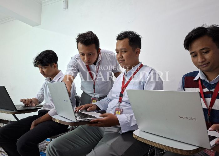 TRIAL SYSTEM: Panitia KKA lakukan pengecekan.