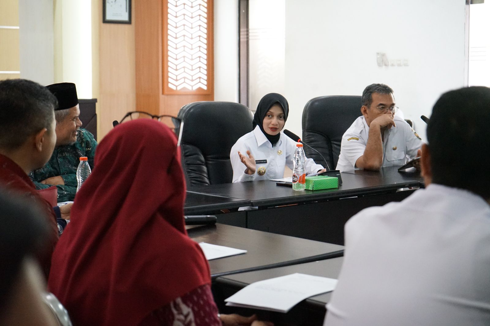 Wali Kota Kediri Vinanda Prameswati didampingi Sekda Bagus Alit melakukan paparan Syariah Award Jatim 2025 di depan KDEKS Jatim (27/8).