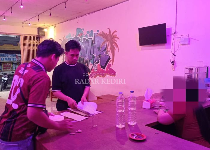 Polisi menyamar menjadi pembeli es moni di Kota Kediri.