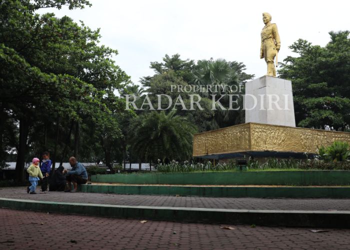 JADI PENGINGAT: Patung Mayor Bismo di Alun-Alun Kota Kediri pada 2023 lalu.