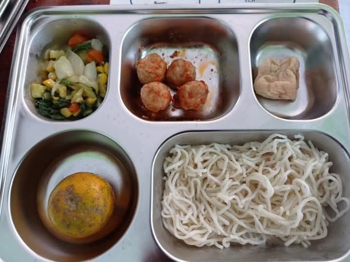 KERACUNAN MASSAL: Menu MBG yang tersebar di media sosial inilah yang dikonsumsi pelajar di Lebong.