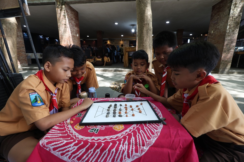 Bocah-bocah pelajar SMP bermain dam-daman di lokasi Museum Exibhition.