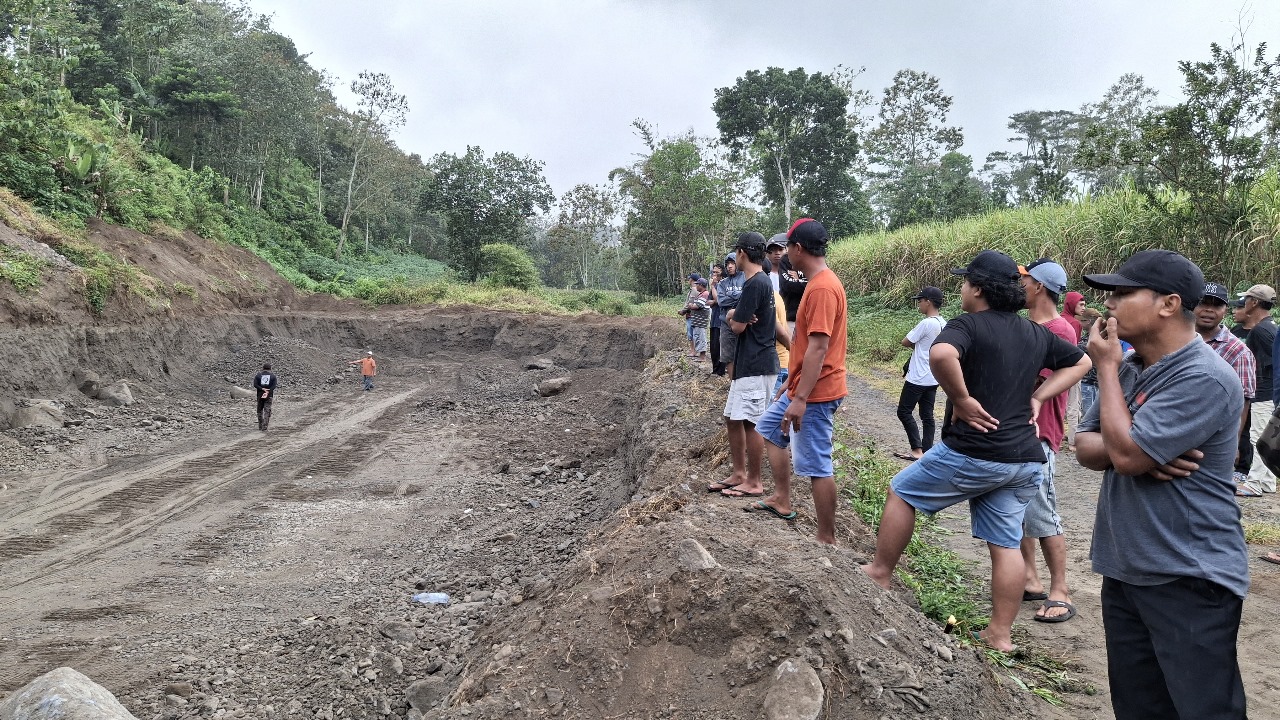 Warga mendatangi lokasi galian C di aliran lahar Petungkobong, perbatasan Desa Sempu dan Desa Sugihwaras pada Rabu (27/8) sore sebelum diputuskan ditutup sementara.