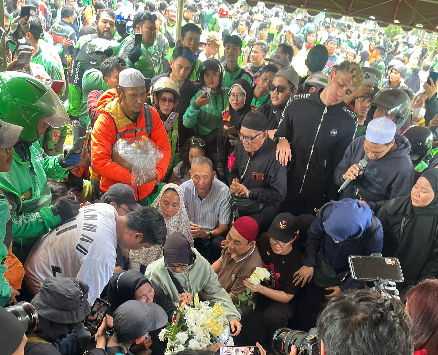 Ribuan rekan sesama driver ojol terlihat hadir mengantarkan jenazah Affan ke tempat peristirahatan terakhir di TPU Karet Bivak, Jakarta Pusat, Jumat (29/8).