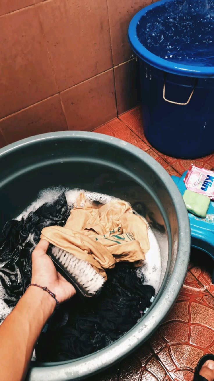 Ilustrasi baju putih menjadi kuning saat dicuci.