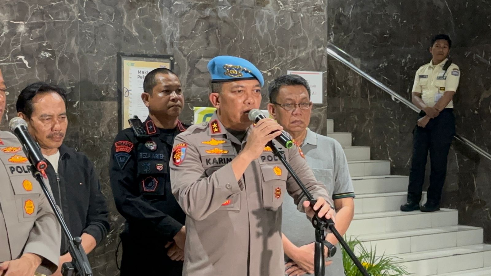 Kadiv Propam Polri Irjen Abdul Karim menyebutkan, sedikitnya 10 anggota polisi mengalami luka-luka, dengan satu orang dalam kondisi kritis.
