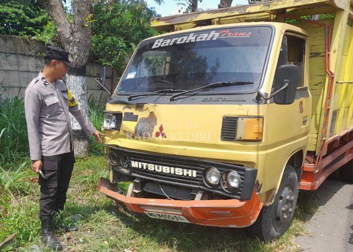 Polisi menunjukkan truk yang terlibat kecelakaan maut.