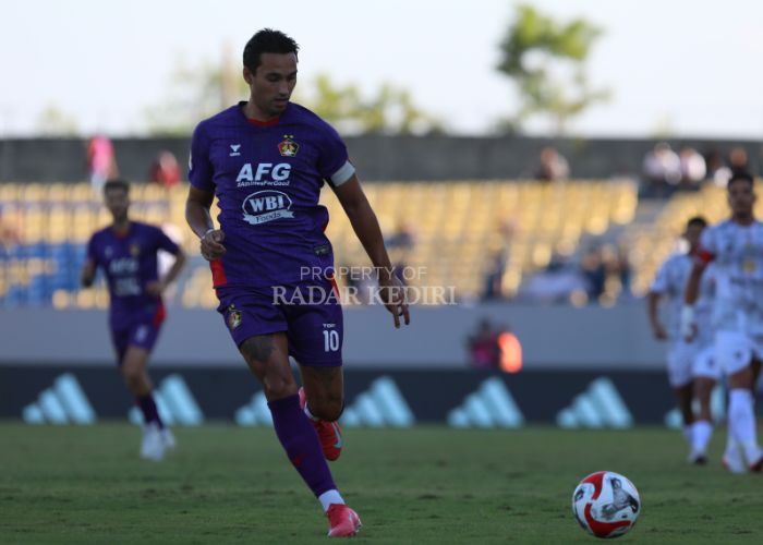 Ezra Walian, kapten tim Persik Kediri.