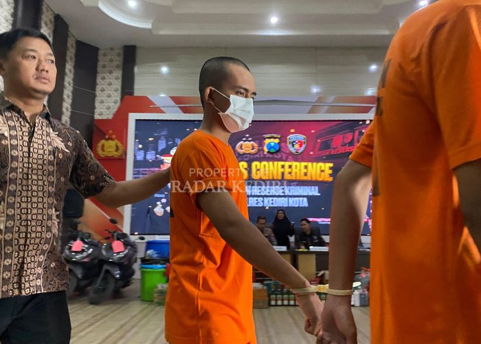 TAK BERKUTIK: Salah seorang tersangka pengeroyokan di Banyakan menjalani press release di Mapolres Kediri Kota kemarin.