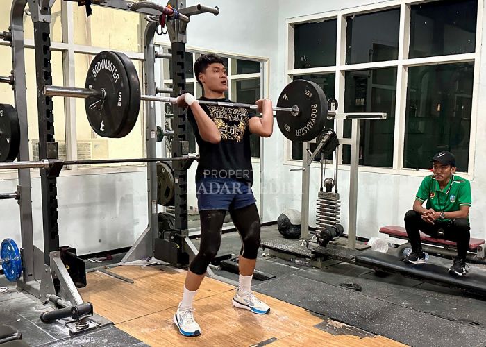Atlet tarung derajat Kota Kediri tetap berlatih keras.
