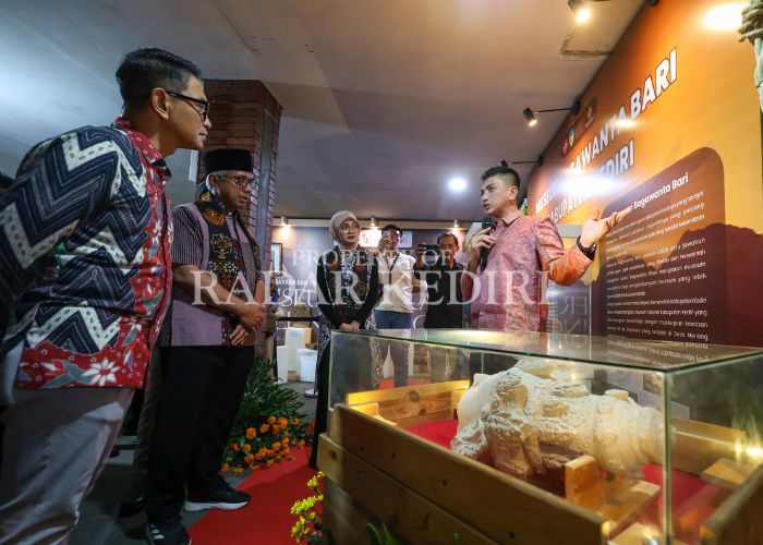 DUKUNG EDUKASI SEJARAH : Wali Kota Kediri Vinanda saat meninjau benda bersejarah di Exhibition Museum 2025.