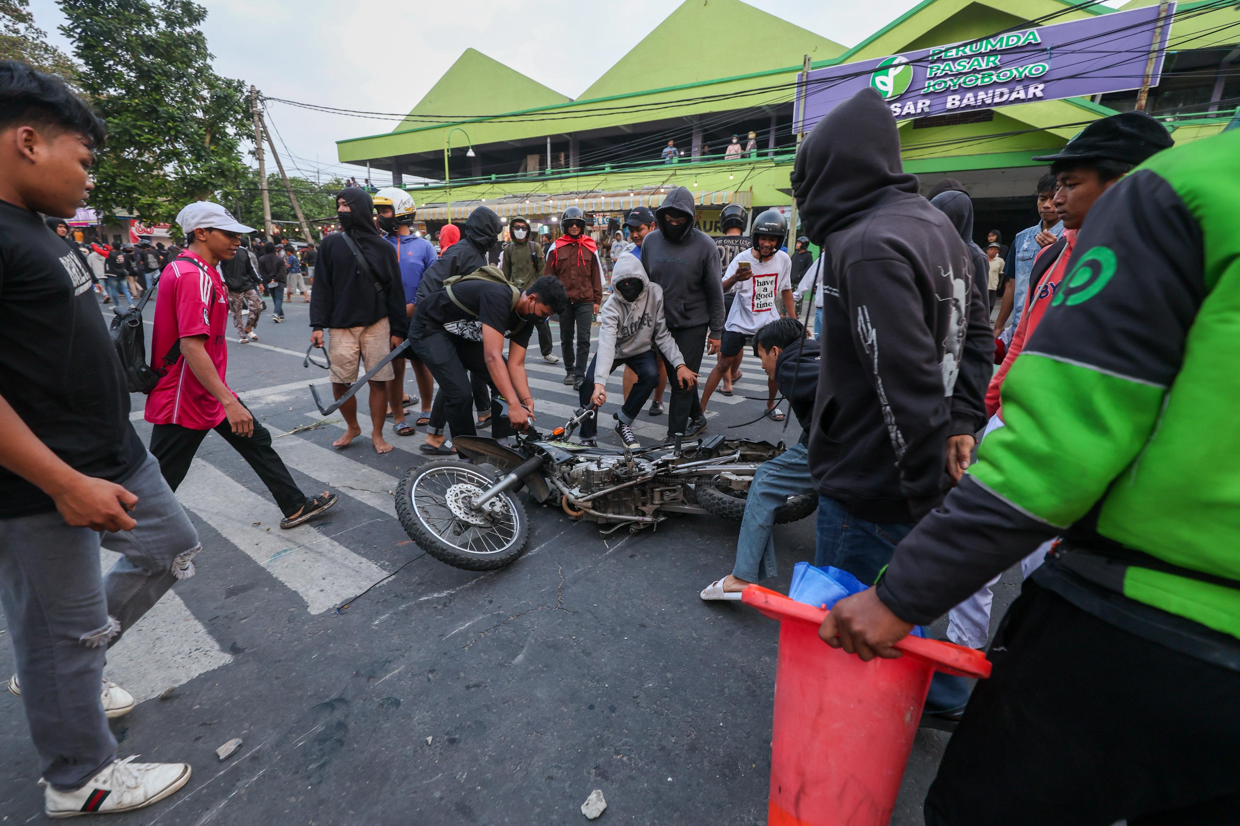 Massa merusak sepeda motor di tengah aksi  demonstrasi.