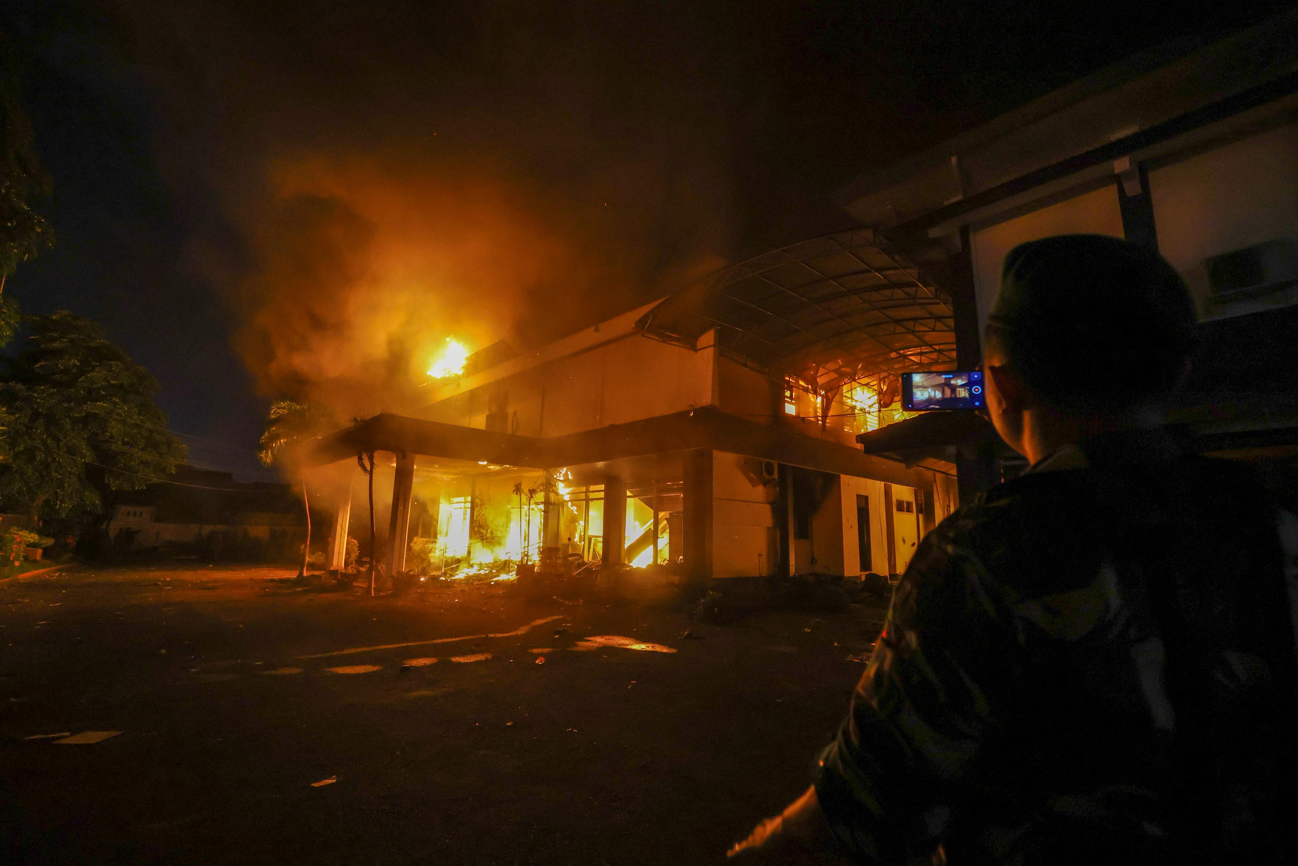 Gedung DPRD yang Dibakar massa malam ini.