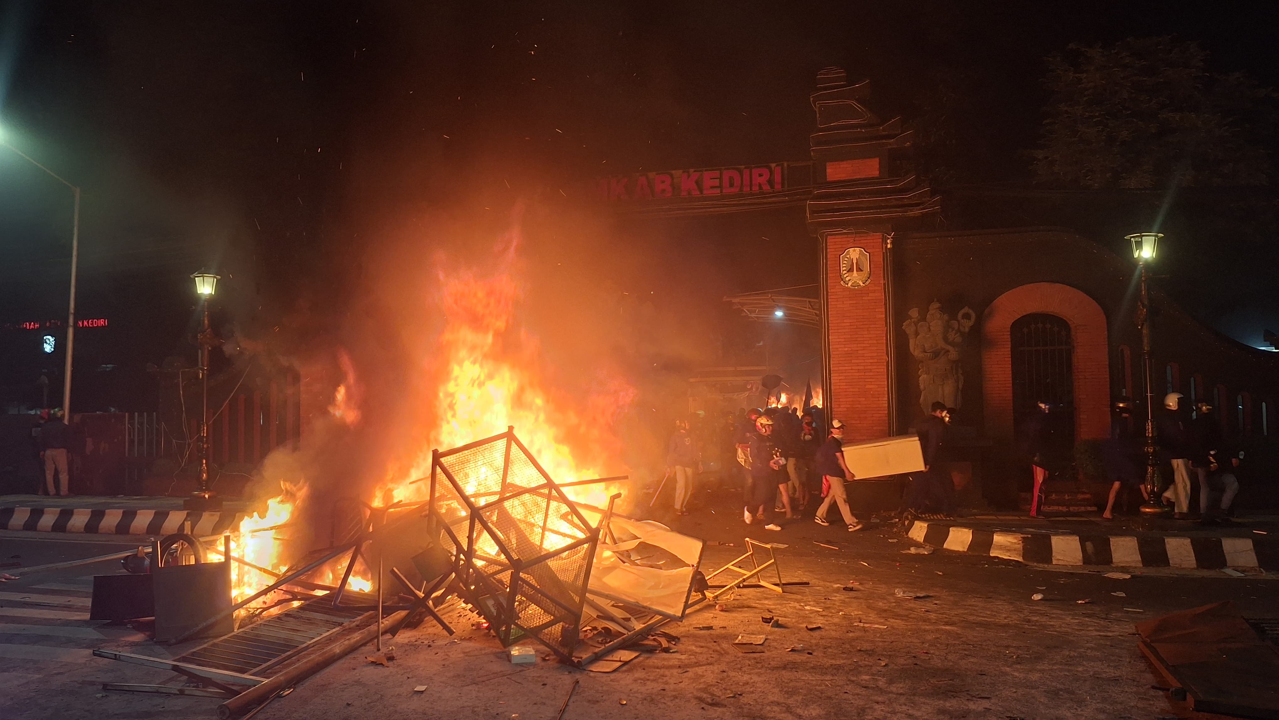 Benda-Benda yang dibakar massa di depan kompleks Pemkab Kediri yang juga lokasi gedung DPRD Kabupaten Kediri