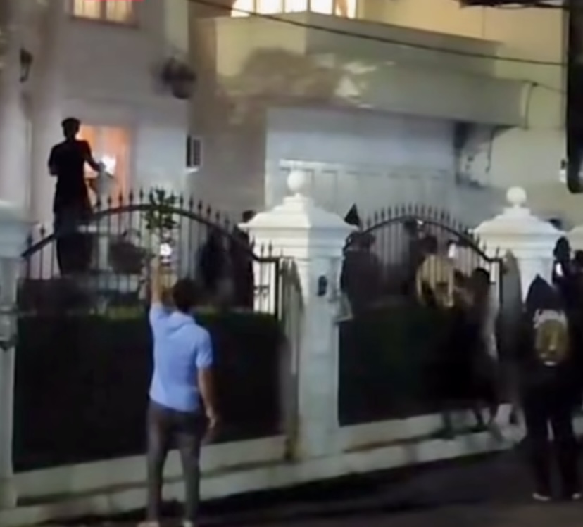 Rumah Eko Patrio digeruduk massa.