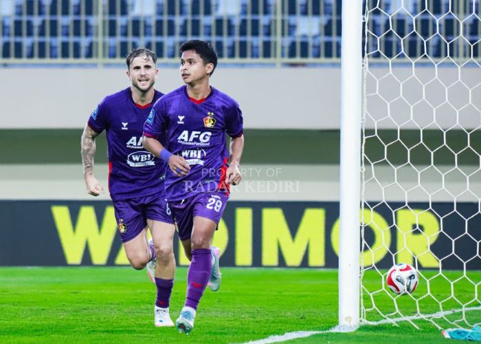 PECAH TELUR: Irkham Mila mencetak gol perdana untuk Persik Kediri.