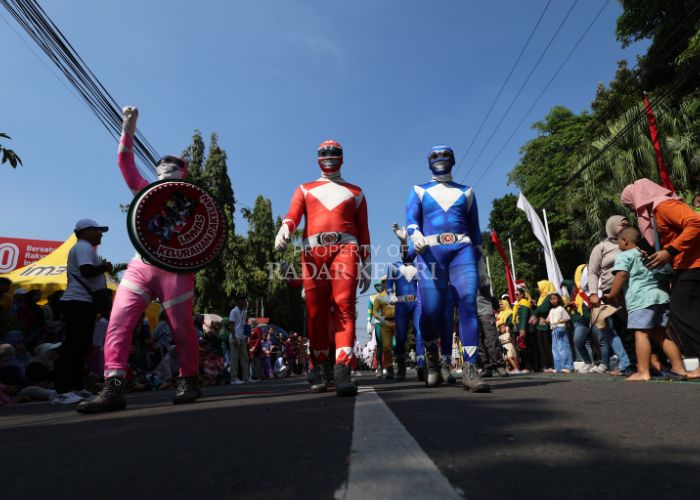 UNIK: Linmas Kelurahan Pakelan mengenakan kostum Power Rangers turut memeriahkan baris kreasi di Kota Kediri kemarin.