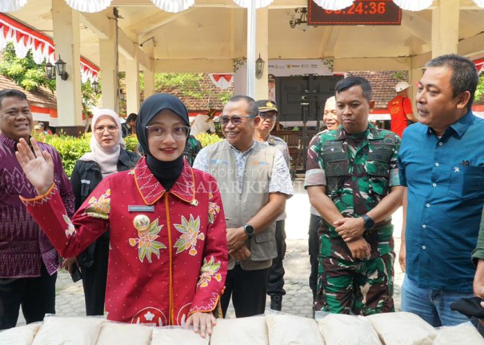 SINERGI: GM PG Pesantren Baru (paling kanan) dan Wali Kota Kediri Mbak Vinanda bersama jajaran Forkopimda berdialog dan mengecek langsung ke peserta pangan murah.