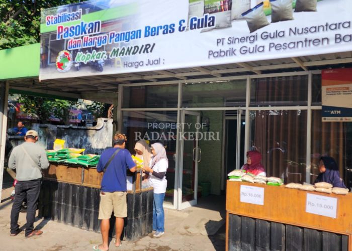 BERMANFAAT: Warga memanfaatkan program Gerakan Pangan Murah yang digelar PG Pesantren Baru dan Pemkot Kediri.
