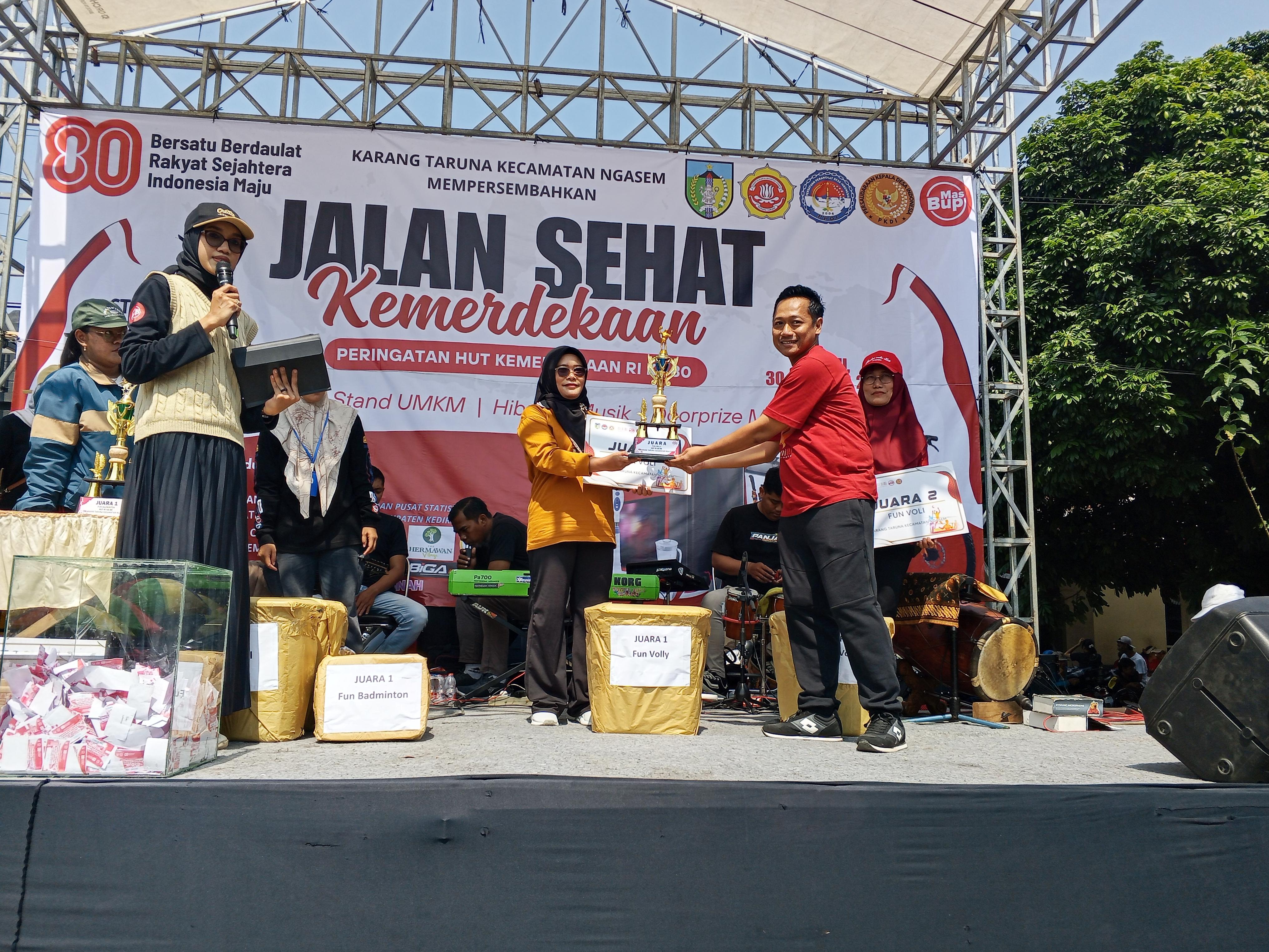 Warga Ngasem Kabupaten Kediri Meriahkan HUT Ke-80 RI dengan Jalan Sehat