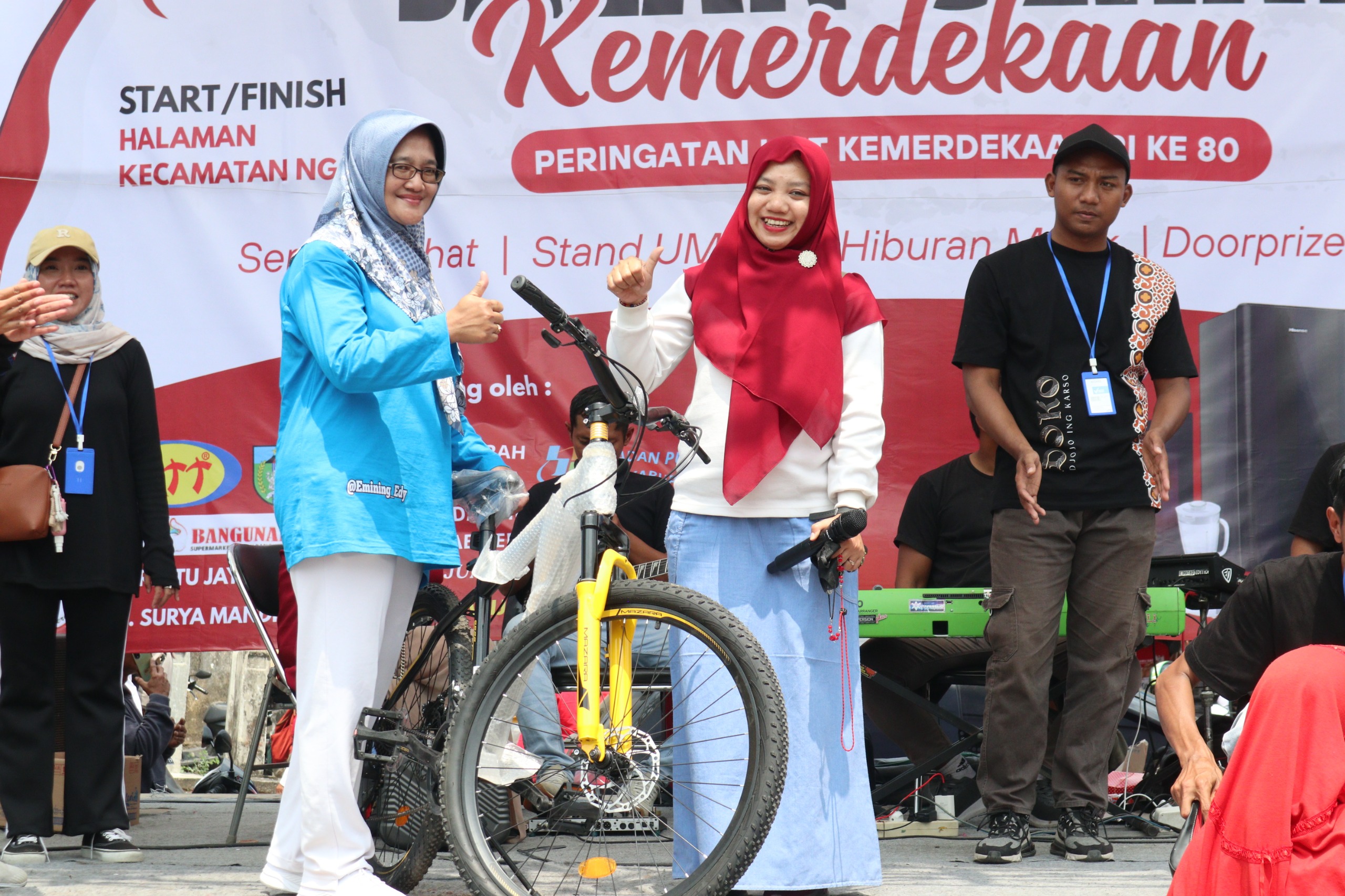 Warga Ngasem Kabupaten Kediri Meriahkan HUT Ke-80 RI dengan Jalan Sehat