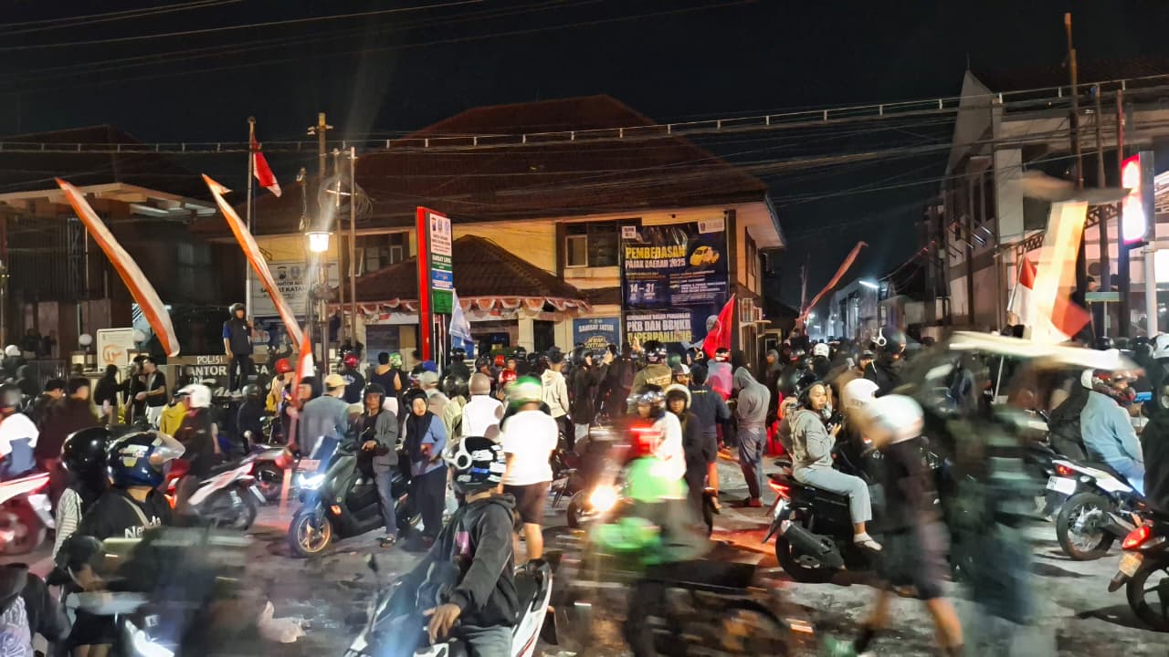 AKSI DI KEDIRI: Massa menggunakan motor siap meninggal lokasi.