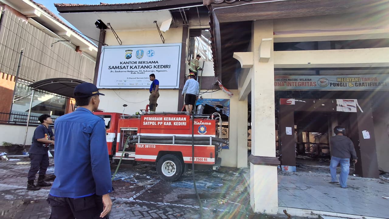 MEREDA:Petugas pemadam kebakaran saat berada di lingkungan Pemkab Kediri.