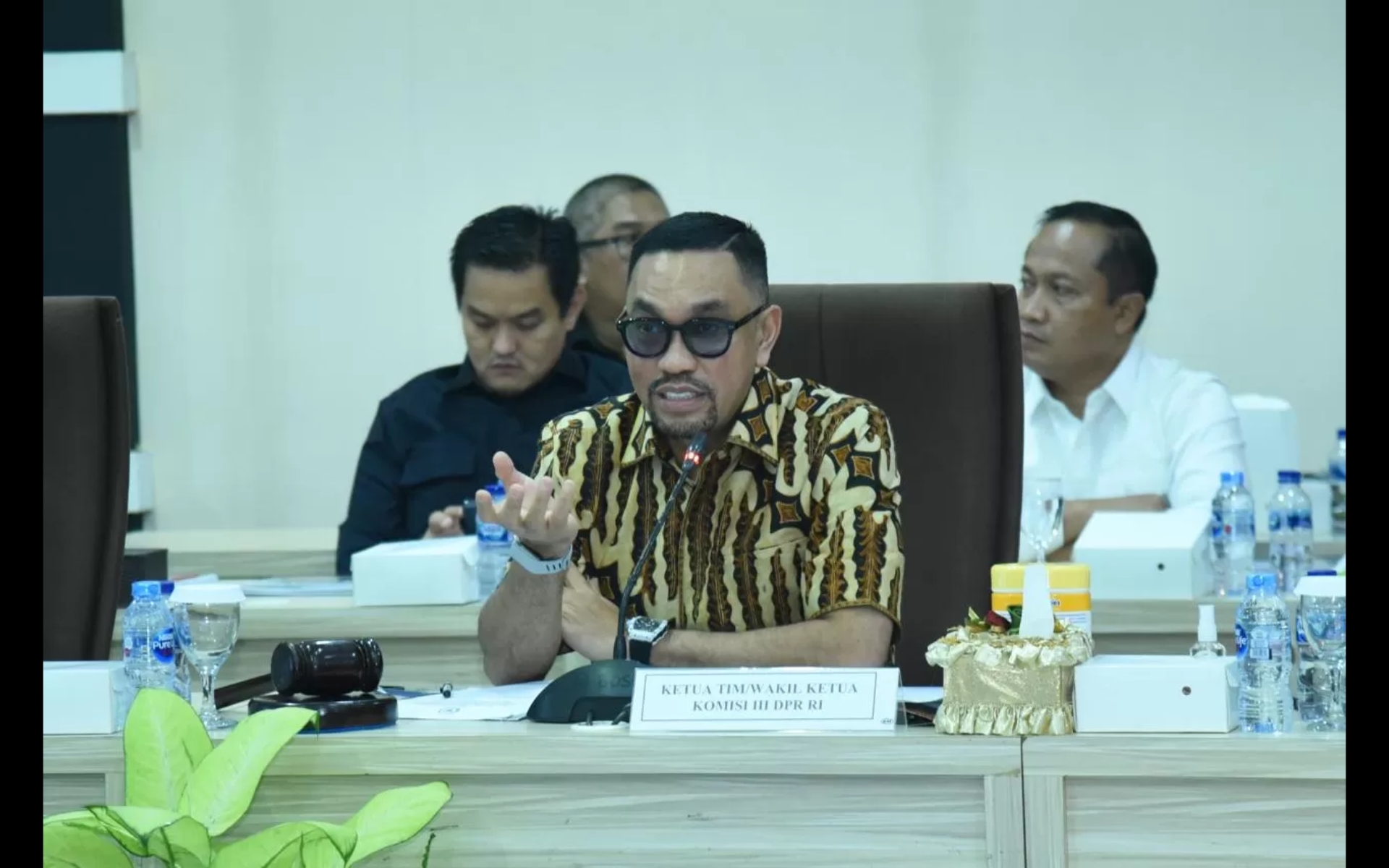 Ahmad Sahroni ngamuk rumahnya dimassa.