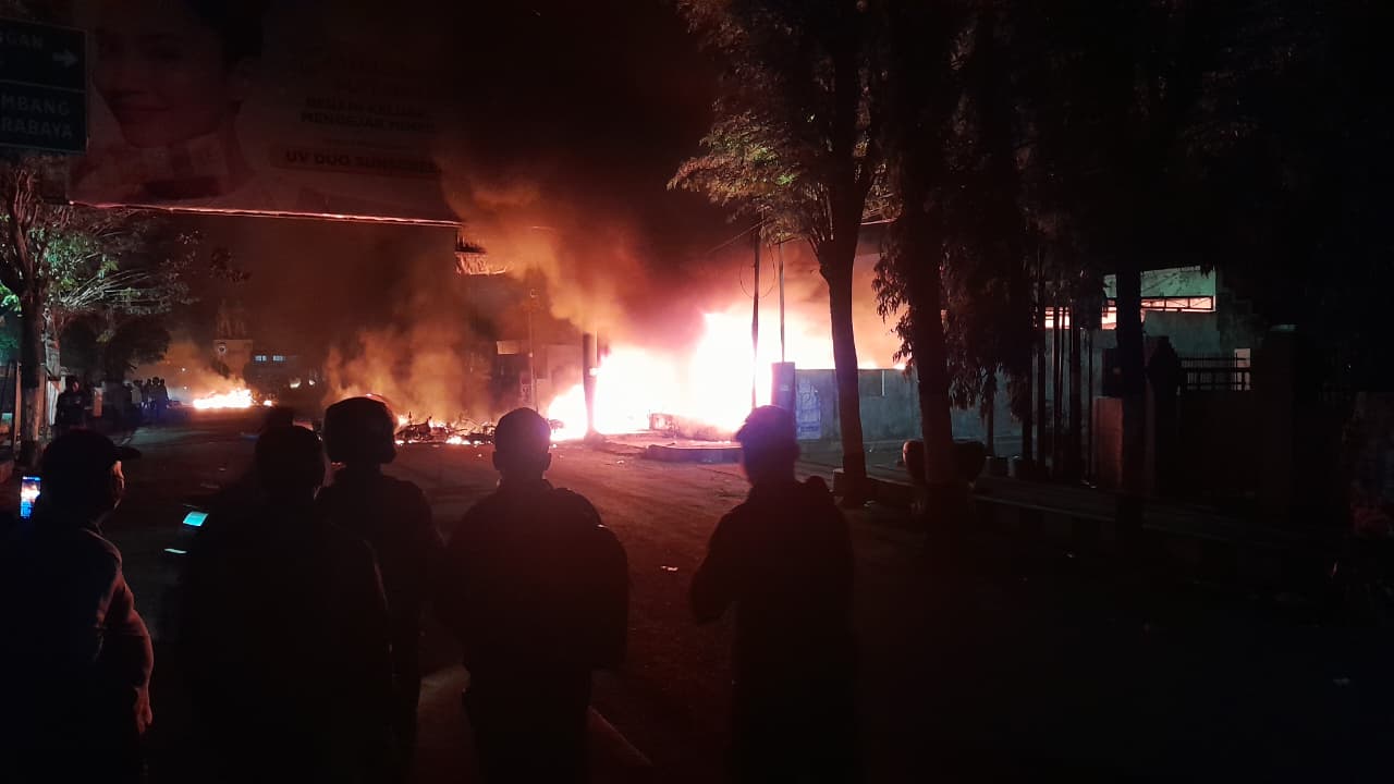 JADI TONTONAN: Api berkobar di dekat Pos Patwal Polres Kediri di Pare.