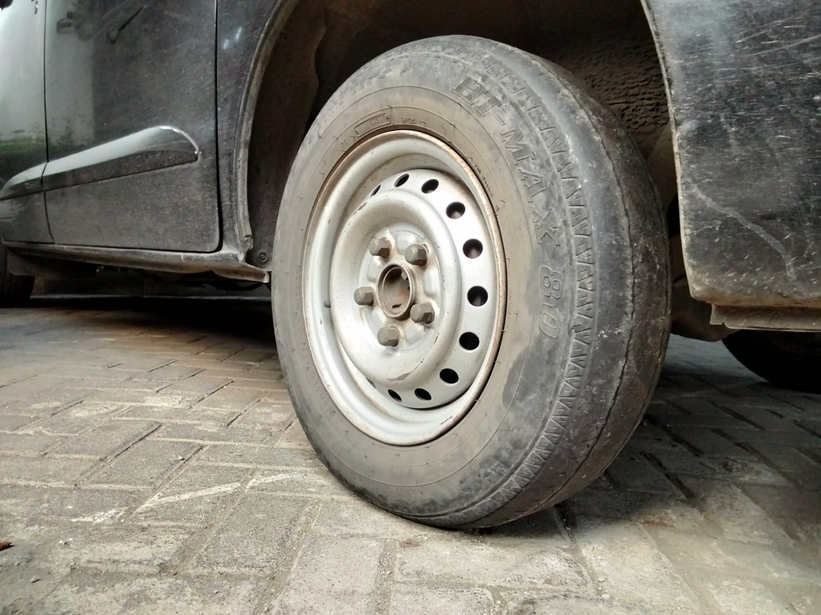 Ban pada mobil.