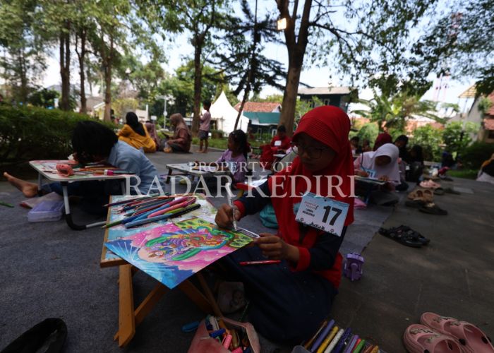 ANTUSIAS: Peserta loma mewarnai tampak fokus memberi warna pada kertas gambarnya.