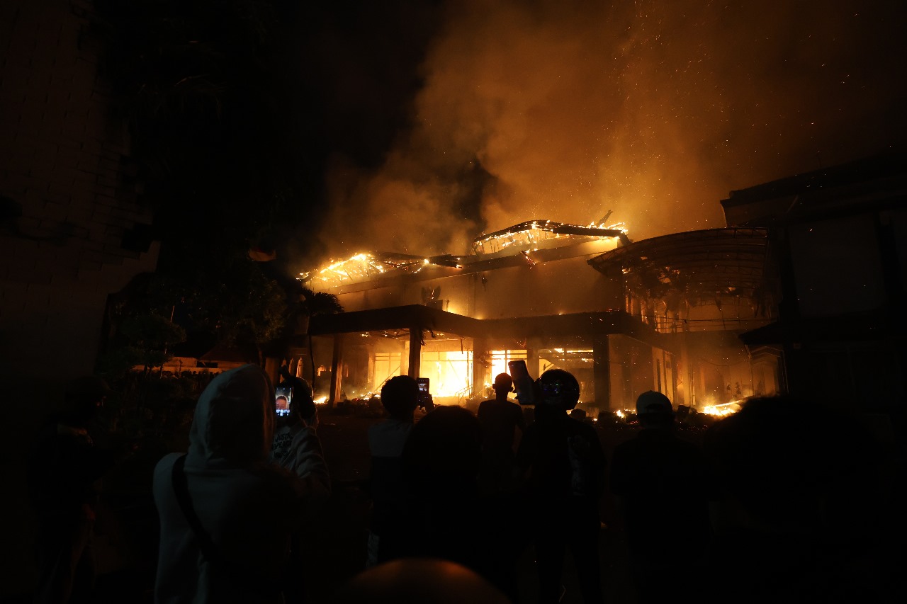 Gedung DRPR Kota Kediri yang terbakar dampak aksi demo berujung rusuh Sabtu (30/8) malam.