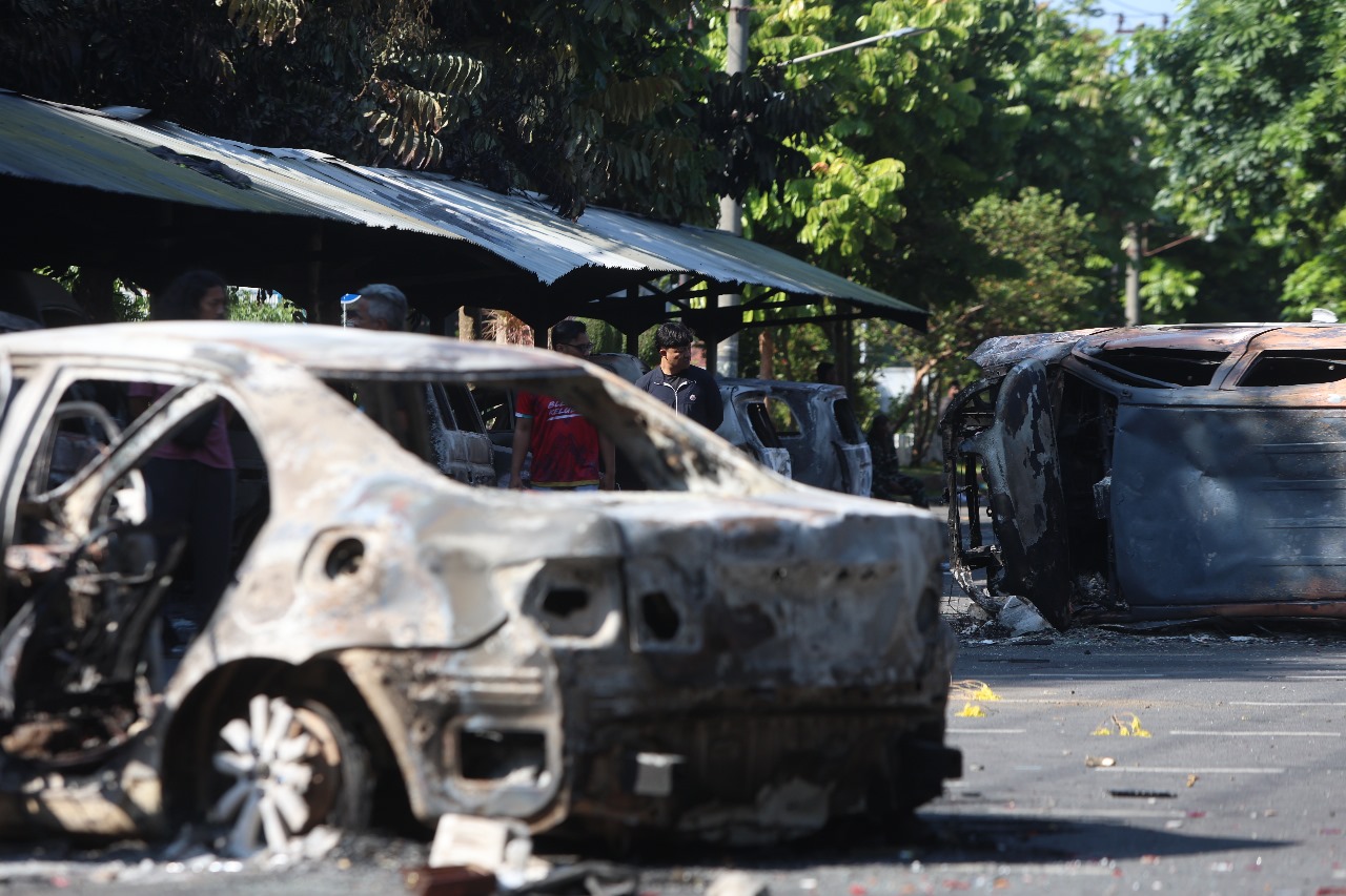 Bangkai mobil milik Pemkab Kediri yang hangus dibakar massa.