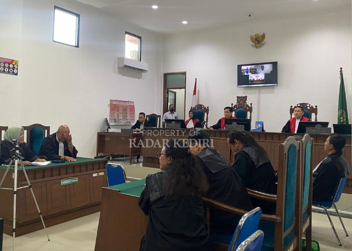 KONSISTEN: Sidang dengan agenda tanggapan JPU atas pledoi terdakwa Antok digelar kemarin siang.