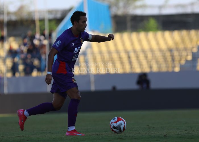 Kapten Persik Kediri Ezra Walian.