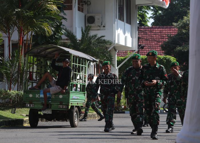 SIAGA: Personel TNI apel di Balai Kota Kediri untuk melakukan pengamanan dari upaya tindakan perusakan.