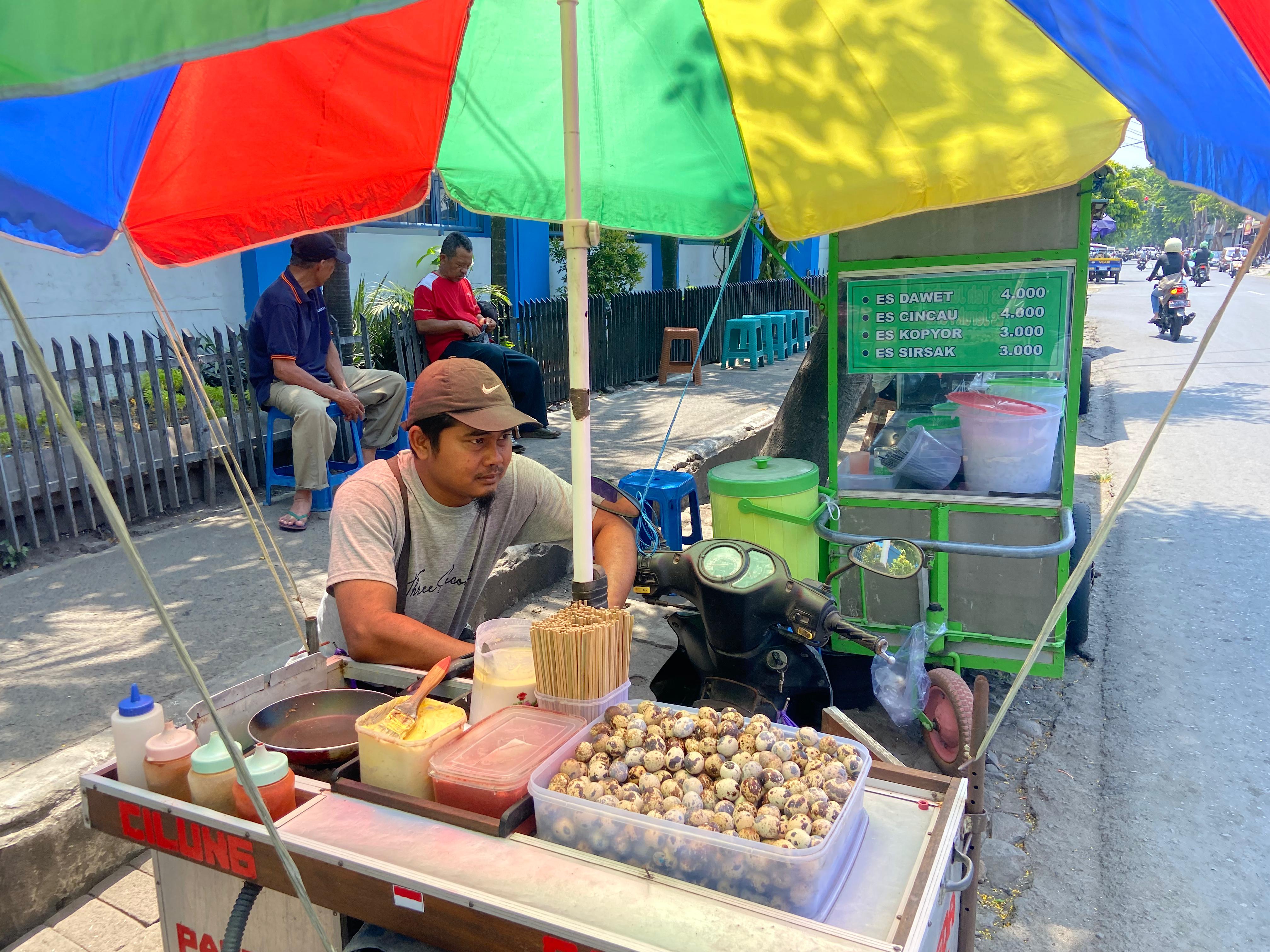 MENUNGGU: Pedagang papeda telur puyuh menunggu pelanggan.