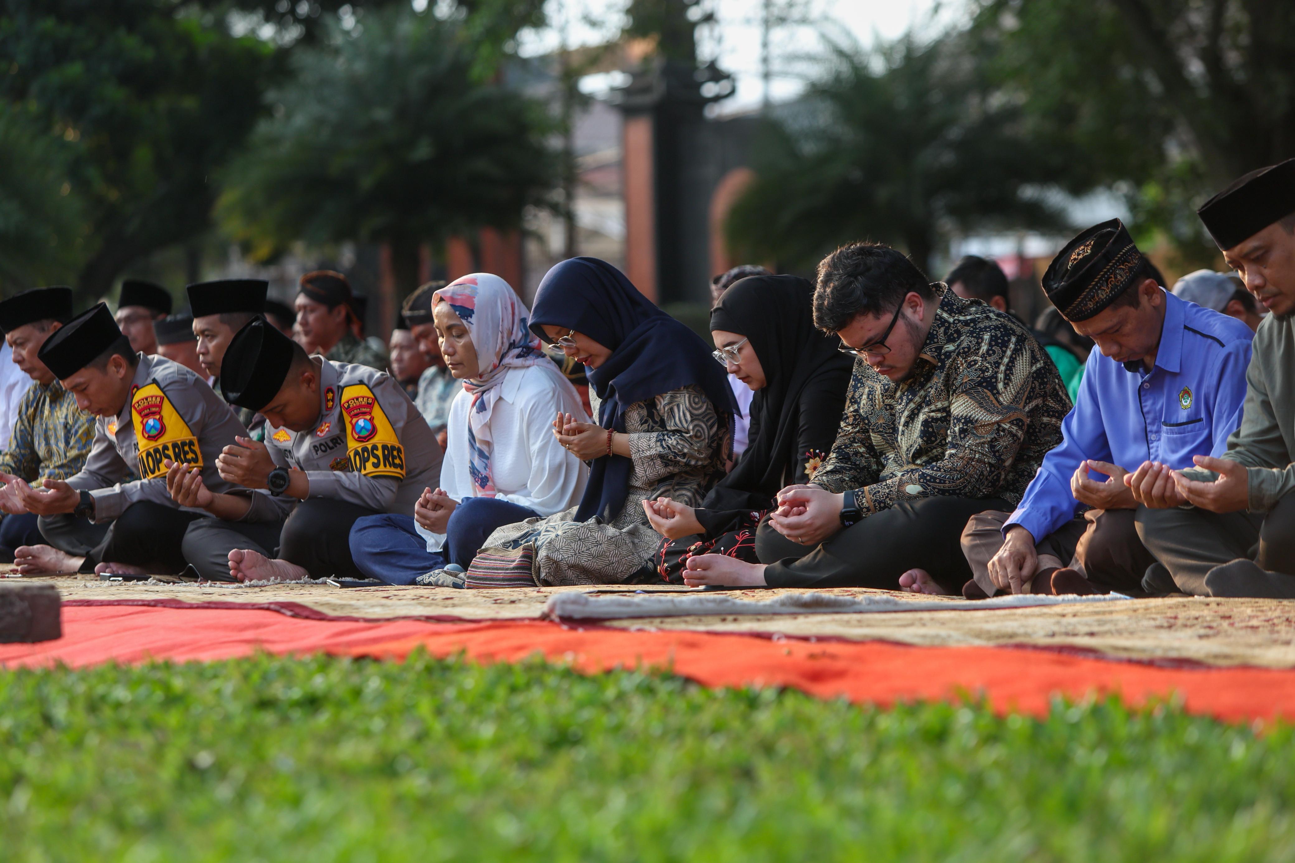 Doa bersama di halaman depan Pemkab Kediri.