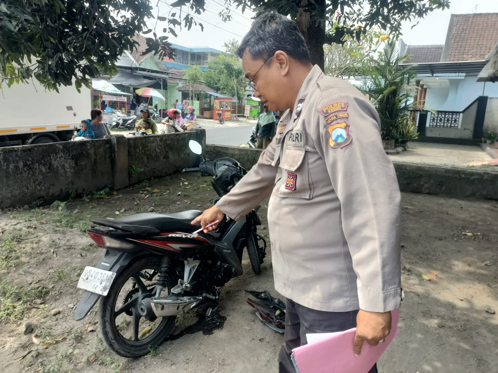 Polisi menunjukkan BB sepeda motor Honda Revo.