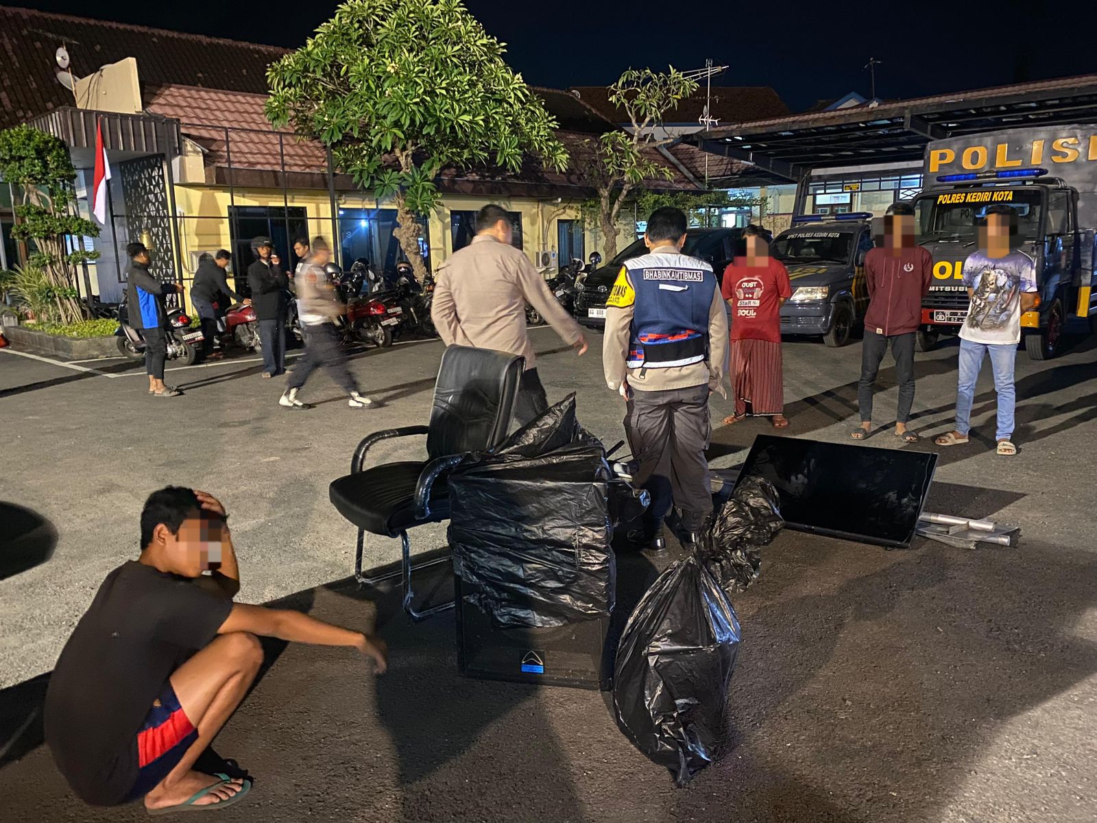 Warga mengembalikan barang jarahan ke Mako Polres Kediri Kota.