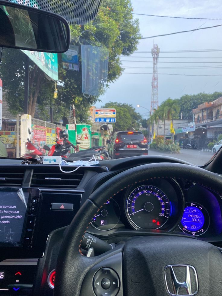 Ilustrasi setir mobil tidak sejajar dengan ban membuat tidak nyaman.
