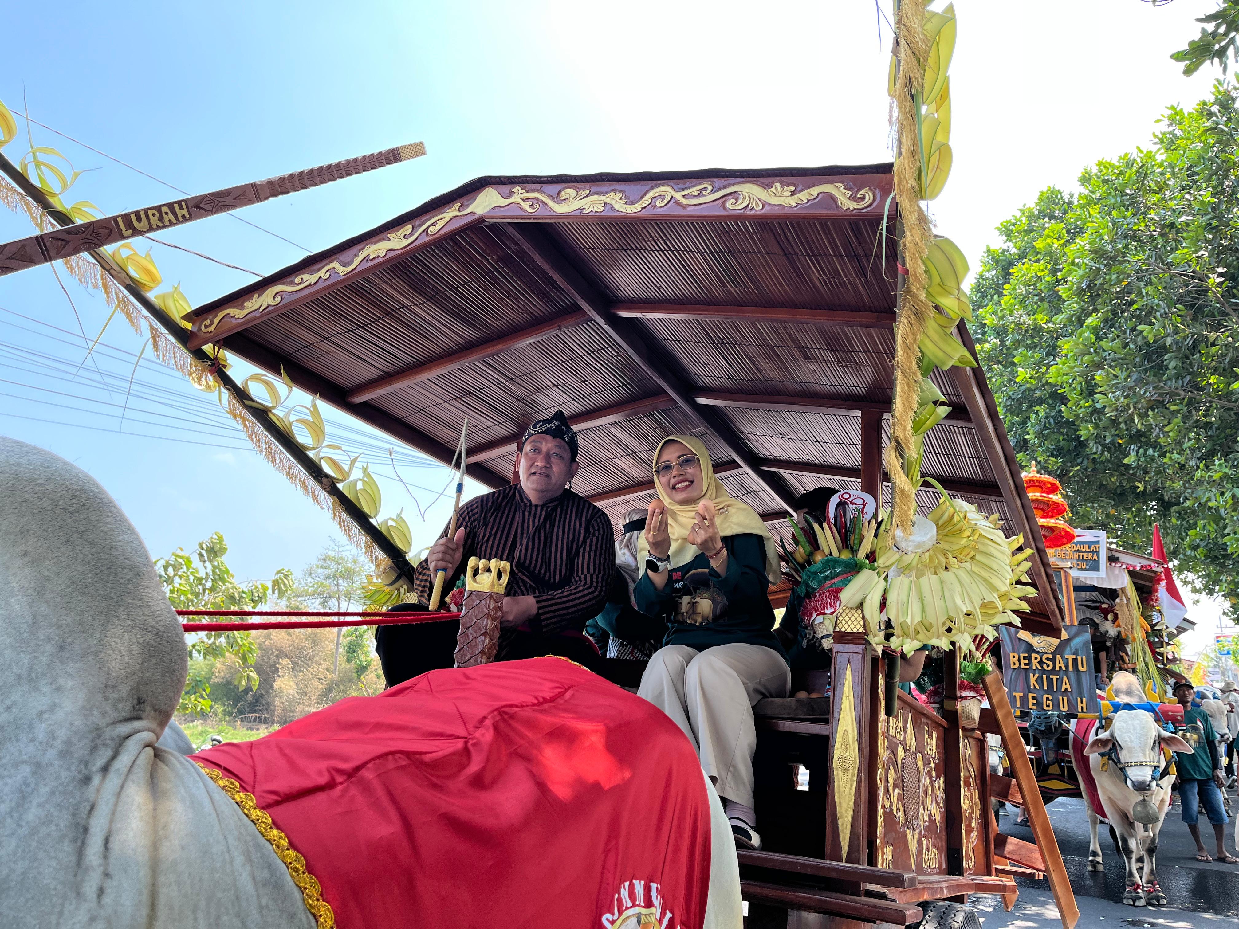 Wakil Bupati Kediri Dewi Mariya Ulfa, S.T. berbagi keceriaan saat mengikuti Parade Cikar 2025