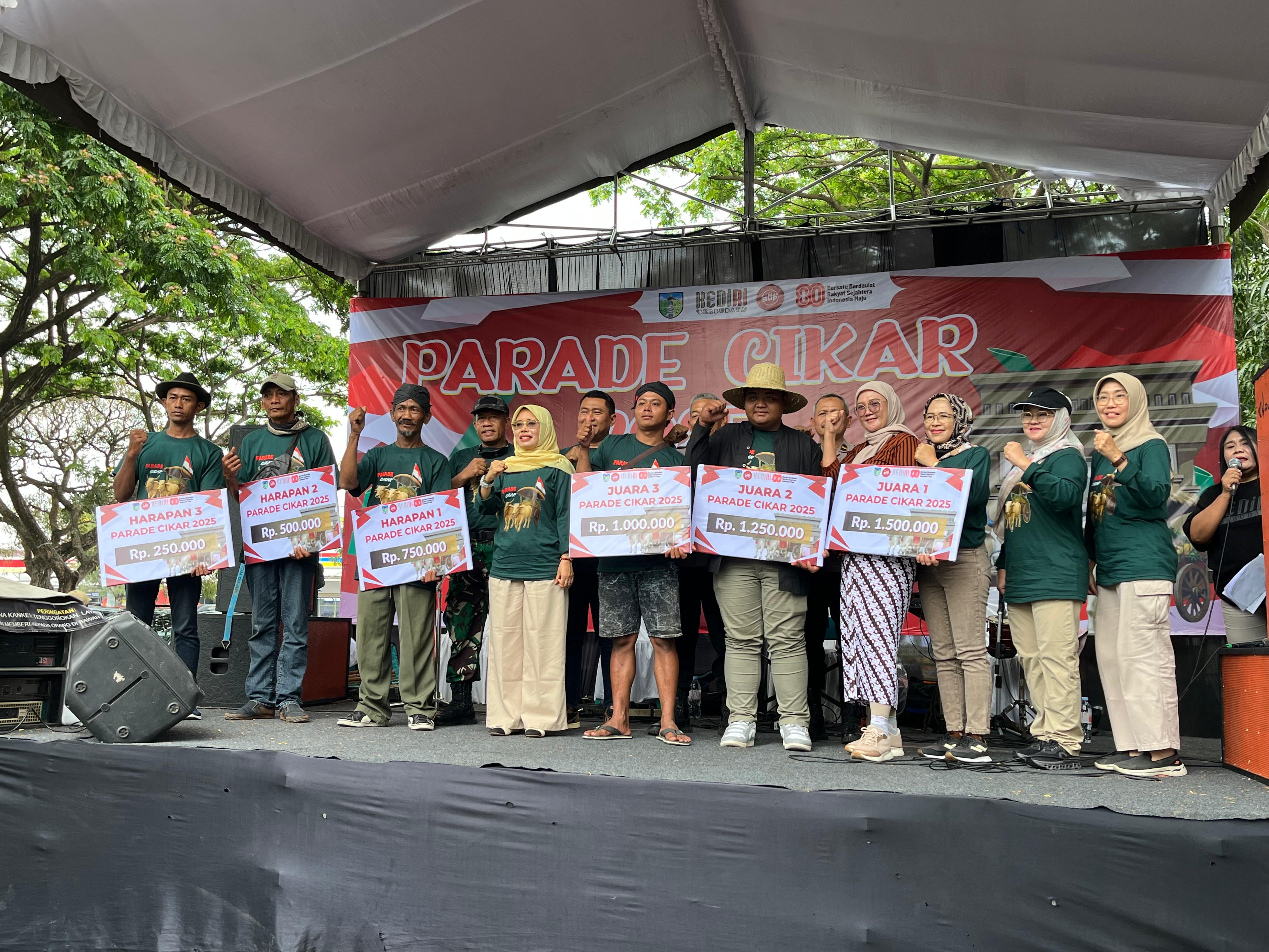 Wakil Bupati Kediri Dewi Mariya Ulfa, S.T. (empat dari kiri) didampingi Plt Kepala DKPP drh. Tutik Purwaningsih (kanan) dan tamu kehormatan berfoto bersama pemenang lomba.