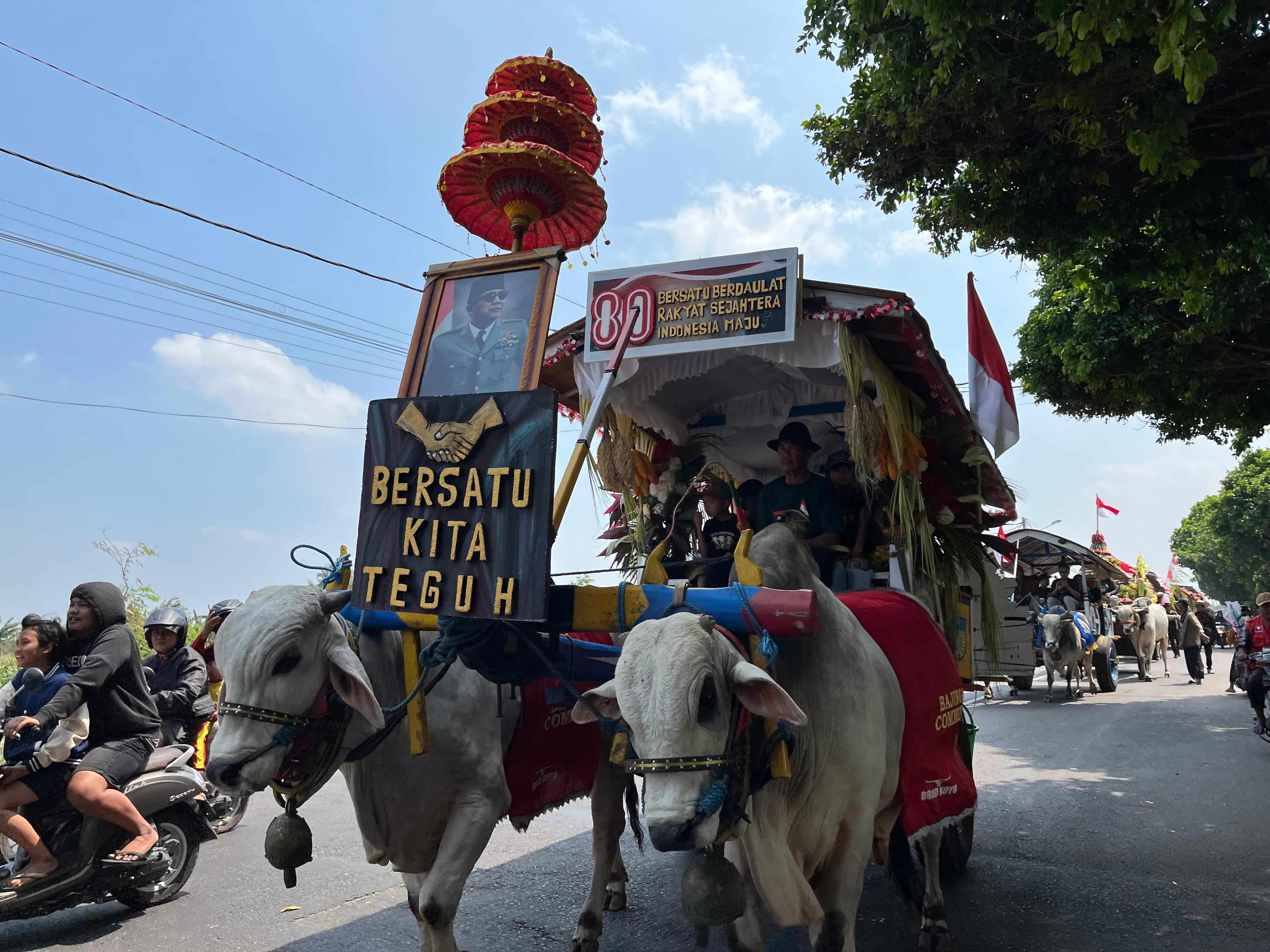 Salah satu peserta Parade Cikar 2025 menghias cikar dengan dekorasi yang unik dan menarik.