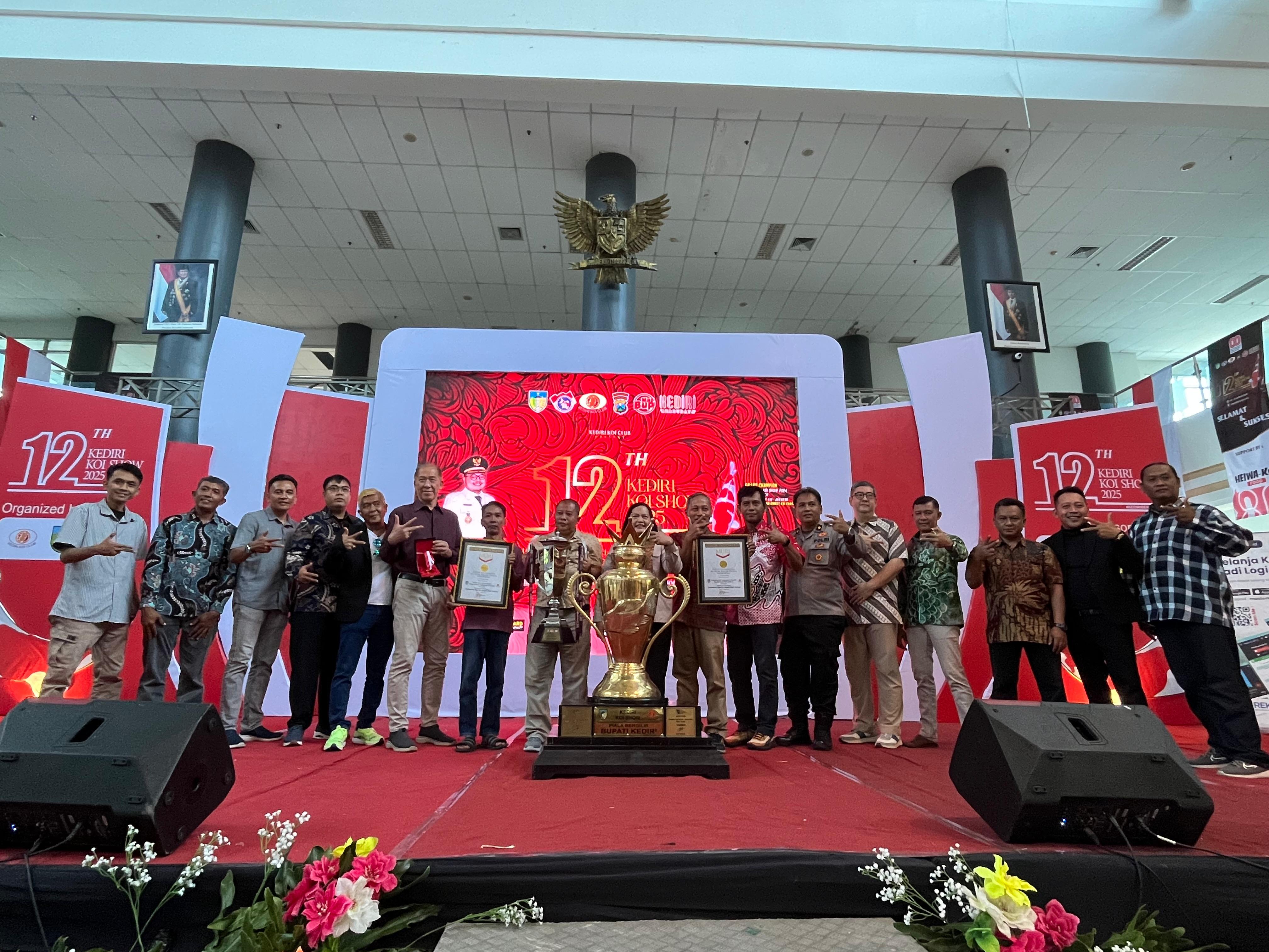 Kepala Dinas Perikanan Kabupaten Kediri bersama perwakilan MURI, juara Piala Bergilir Bupati Kediri dan para juri Kediri Koi Show 2025 berfoto bersama usai pengumuman lomba, Minggu (31/8).