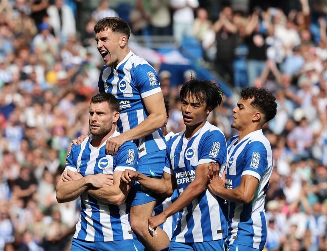 Pemain Brighton berselebrasi.