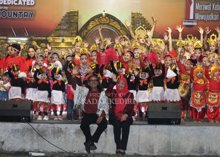 SEMARAK: Kepala Desa Papar drh Joko Santoso dan istri berfoto bersama pengisi acara pentas seni peringatan HUT ke-80 RI di Taman Papar, Sabtu malam (30/8).