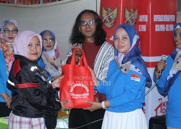 TALI KASIH: Kades Papar drh Joko Santoso dan perwakilan Bumdes Tunas Bhakti Mandiri memberikan paket sembako kepada warga.