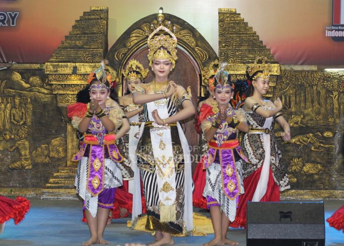 Penampilan sanggar tari Prameswari saat pentas seni di Taman Papar.